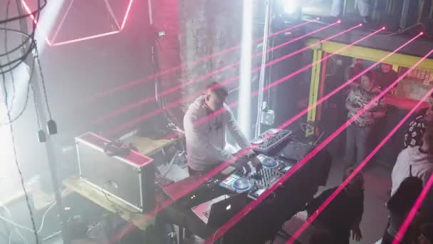 RUSIA, VLADIMIR, 02 OCT 2021: multitud de bailarines en dj en discoteca — Vídeo de stock