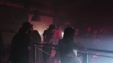 RUSSIA, VLADIMIR, 02 OCT 2021: insanlar gece kulübü partisinde dans pistinde dans ediyorlar