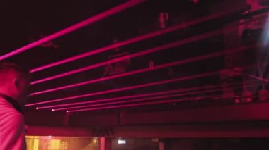 RUSSIA, VLADIMIR, 02 OCT 2021: Dj dizüstü bilgisayarda parçaları karıştırıyor, kulüpte konsolu karıştırıyor