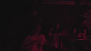 RUSSIA, VLADIMIR, 02 OCT 2021: insanlar gece kulübü partisinde dans pistinde dans ediyorlar