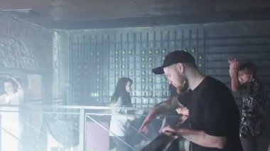 RUSSIA, VLADIMIR, 02 OCT 2021: insanlar gece kulübü partisinde dans pistinde dans ediyorlar