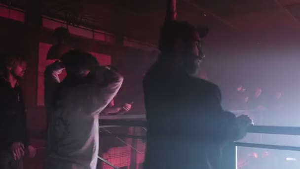 РОССИЯ, ВЛАДИМИР, 02 ОКТЯБРЯ 2021: танцующие на танцполе на вечеринке в ночном клубе — стоковое видео