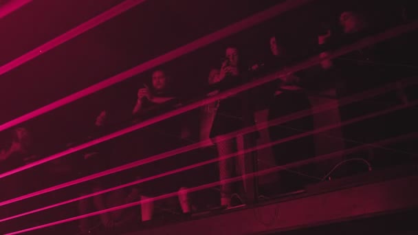 RUSIA, VLADIMIR, 02 OCT 2021: personas bailando en la pista de baile en la fiesta de la discoteca — Vídeos de Stock