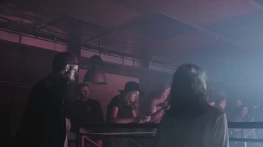 RUSSIA, VLADIMIR, 02 OCT 2021: insanlar gece kulübü partisinde dans pistinde dans ediyorlar