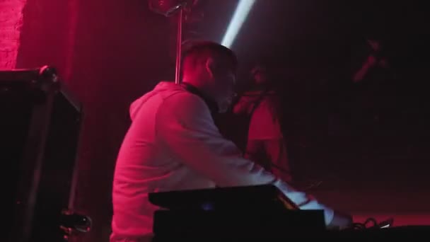 RUSKO, VLADIMIR, 02 OCT 2021: dj míchá skladby na notebooku, mixážní pult v klubu — Stock video