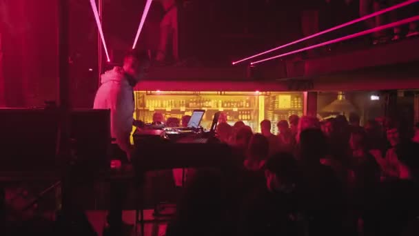 RUSSIA, VLADIMIR, 02 OCT 2021: menigte dansende mensen op dj in nachtclub — Stockvideo