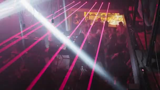 RÚSSIA, VLADIMIR, 02 OUT 2021: multidão de pessoas dançando no dj set na boate — Vídeo de Stock