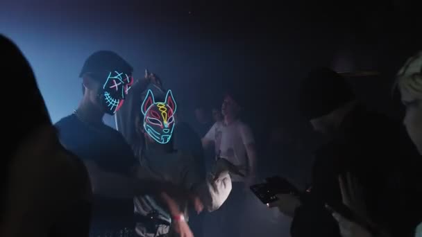 RUSIA, VLADIMIR, 02 OCT 2021: jóvenes con máscaras fluorescentes en el club nocturno — Vídeo de stock