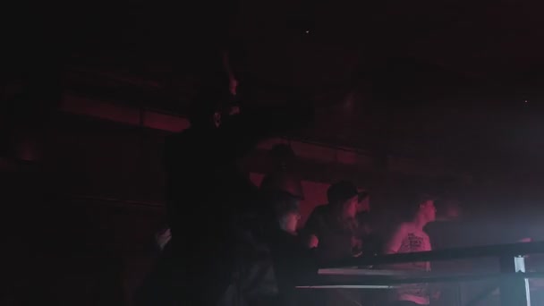 RUSSIA, VLADIMIR, 02 OCT 2021: mensen die dansen op dansvloer op een nachtclubfeest — Stockvideo