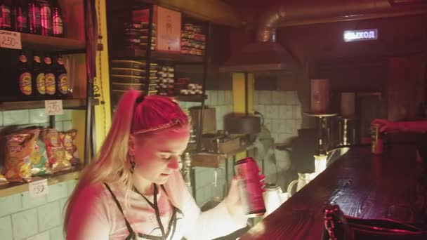 RUSIA, VLADIMIR, 02 OCTUBRE 2021: camarero abre botellas de cerveza para niñas — Vídeo de stock