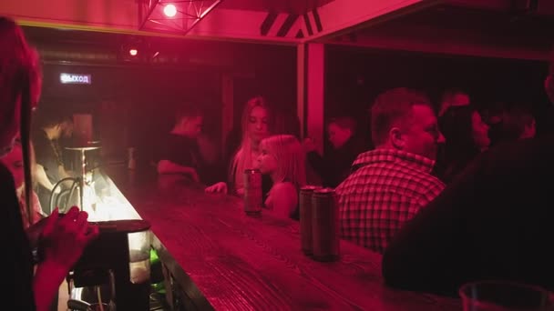 RUSIA, VLADIMIR, 02 OCT 2021: vista desde el mostrador del bar hasta la pista de baile de la discoteca — Vídeo de stock