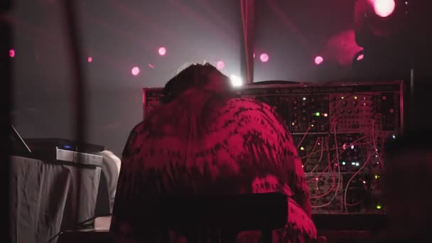 RUSIA, VLADIMIR, 02 OCT 2021: hombre toca sintetizador modular analógico en discoteca — Vídeos de Stock
