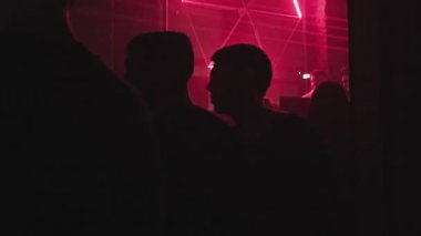 RUSSIA, VLADIMIR, 02 OCT 2021: insanlar gece kulübü partisinde dans pistinde dans ediyorlar