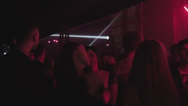 RUSSIA, VLADIMIR, 02 OCT 2021: mensen die dansen op dansvloer op een nachtclubfeest — Stockvideo