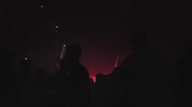 RUSSIA, VLADIMIR, 02 OCT 2021: insanlar gece kulübü partisinde dans pistinde dans ediyorlar