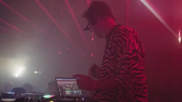 RUSSIA, VLADIMIR, 02 October 2021:男性DJがノートパソコン上のトラックをミックスし、コンソールを混合 — ストック動画
