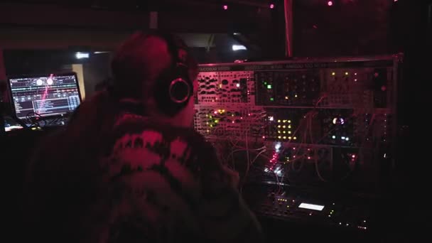 RUSIA, VLADIMIR, 02 OCT 2021: hombre toca sintetizador modular analógico en discoteca — Vídeo de stock