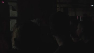 RUSSIA, VLADIMIR, 02 OCT 2021: insanlar gece kulübü partisinde dans pistinde dans ediyorlar