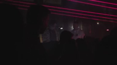 RUSSIA, VLADIMIR, 02 OCT 2021: insanlar gece kulübü partisinde dans pistinde dans ediyorlar