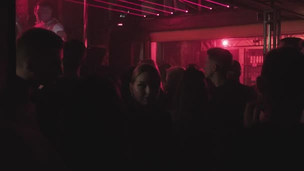 RUSSIE, VLADIMIR, 02 OCT 2021 : les gens dansent sur la piste de danse lors d'une soirée en boîte de nuit — Video