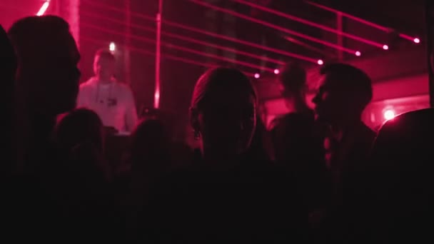 RUSSLAND, WLADIMIR, 02. OKT 2021: Menschen tanzen auf der Tanzfläche bei einer Nachtclubparty — Stockvideo