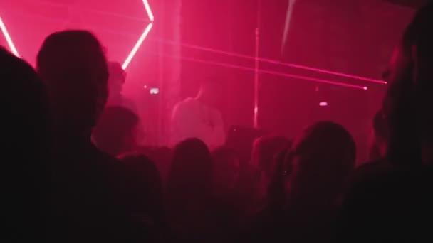 RUSSIA, VLADIMIR, 02 OCT 2021: люди танцюють на танцювальній вечірці в нічному клубі — стокове відео