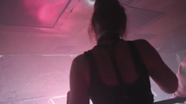 RUSSIA, VLADIMIR, 02 OCT 2021: Gece kulübü partisinde seksi kız dans pistinde dans ediyor — Stok video