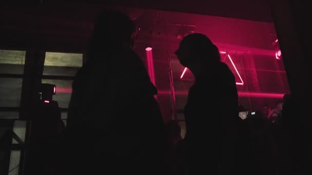 RUSSIA, VLADIMIR, 02 OCT 2021: ludzie tańczący na parkiecie w klubie nocnym — Wideo stockowe
