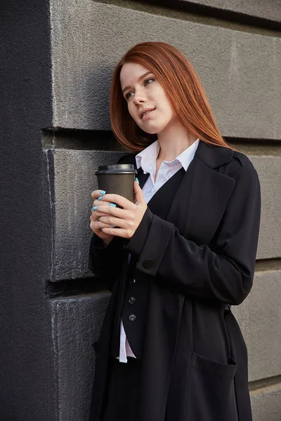 Vacker ung kaukasiska kvinna i elegant beige rock dricka kaffe utomhus — Stockfoto