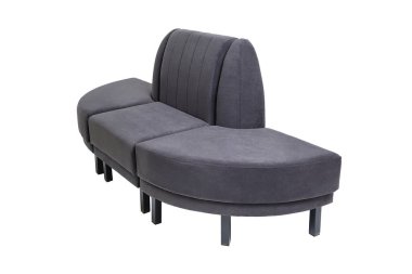 beyaz arka planda izole edilmiş modern gri kumaş kanepe, kenar görünüm