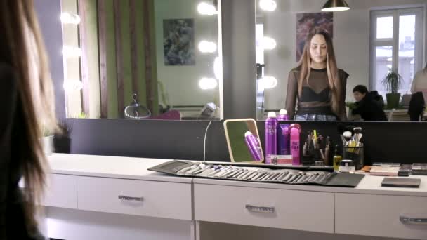 RUSSIA, VLADIMIR, 26 JAN 2021: klient sitter framför sminkspegeln — Stockvideo