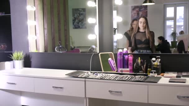 RUSSIA, VLADIMIR, 26 HAZİRAN 2021: Müşteri makyaj aynasının önünde oturuyor — Stok video