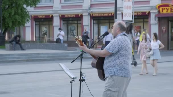 RUSSIA, NIZHNIY NOVGOROD, 18 May 2021: musician perform with acoustic guitar — 图库视频影像