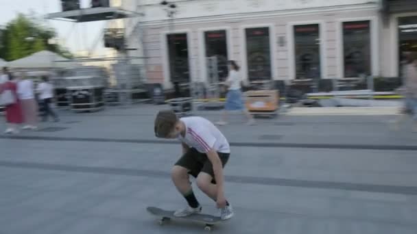 ロシア、ニジニー・ノヴォロド、 2021年5月18日:白人の子供たちがストリートでスケートボードをしている — ストック動画