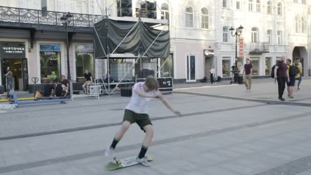 RUSSIA, NIZHNIY NOVGOROD, 18 May 2021：young teenagers skateboarding at street — 图库视频影像