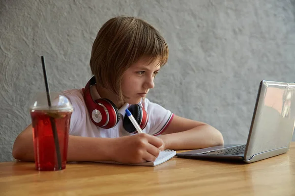 テーブルに座ってラトップで勉強してる白人の女の子。オンライン教育 — ストック写真