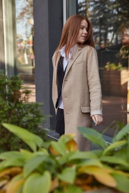 Açık havada, beyaz saçlı, uzun saçlı genç bir kızın portresi.