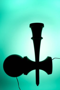 Parlak arkaplanda Kendama Japonya Oyuncak siluet portresi