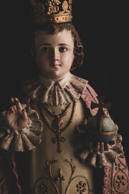 Prag 'ın Bebek İsa' sı, Çocuk İsa 'nın heykeli İspanyol kökenli bir globus haçı tutuyor.