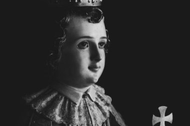 Prag 'ın Bebek İsa' sı, Çocuk İsa 'nın heykeli İspanyol kökenli bir globus haçı tutuyor.