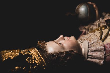 Prag 'ın Bebek İsa' sı, Çocuk İsa 'nın heykeli İspanyol kökenli bir globus haçı tutuyor.