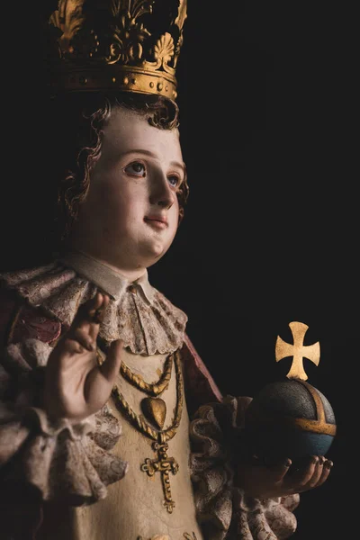 布拉格的婴儿耶稣 圣婴耶稣的雕像 手里拿着一个原产于西班牙的世界的十字架 — 图库照片