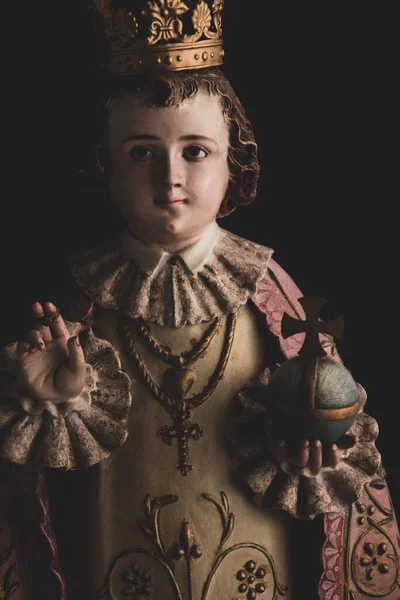 Prag 'ın Bebek İsa' sı, Çocuk İsa 'nın heykeli İspanyol kökenli bir globus haçı tutuyor.