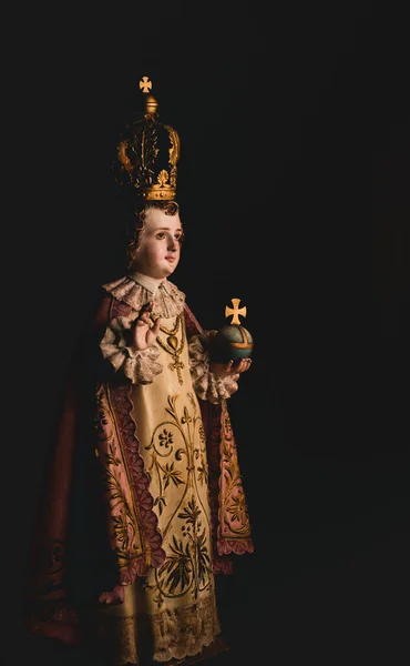 Младенец Иисус Праги Статуя Младенца Иисуса Держащего Шар Распятия Испанского — стоковое фото