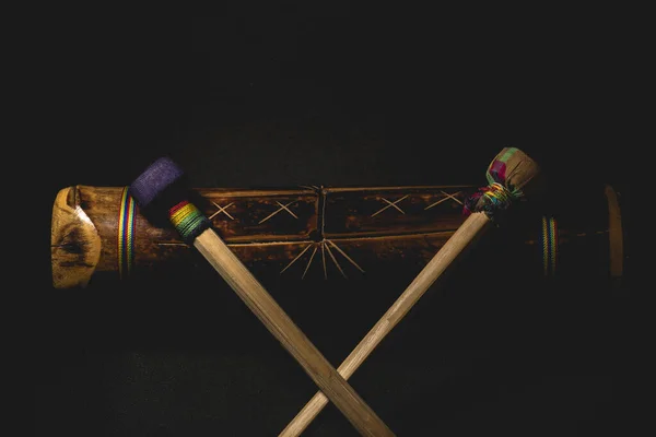 Teponaztli乐器 是阿兹特克人和相关文化在墨西哥中部使用的一种狭缝鼓 — 图库照片