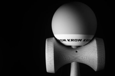 Kendama Japon Oyuncak portresi siyah arkaplanda
