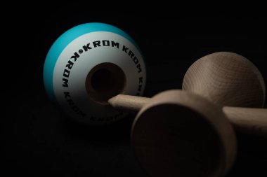 Kendama Japon Oyuncak makrosu siyah arkaplanda yakın plan portresi