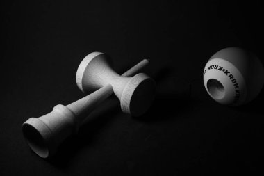 Kendama Japon Oyuncak portresi siyah arkaplanda