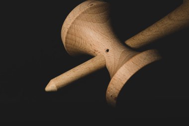 Kendama Ken sapı ve kaplar makro yakın plan siyah arkaplan portresi 