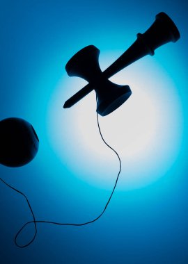 Parlak arkaplanda Kendama Japonya Oyuncak siluet portresi